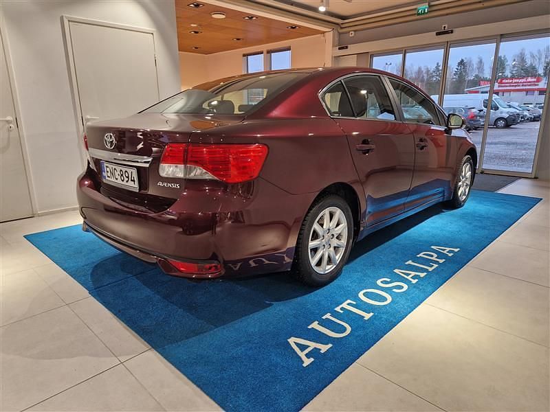 Käytetty Toyota Avensis Multidrive S 147 HP (108 kW) 2013 Punainen Sedan