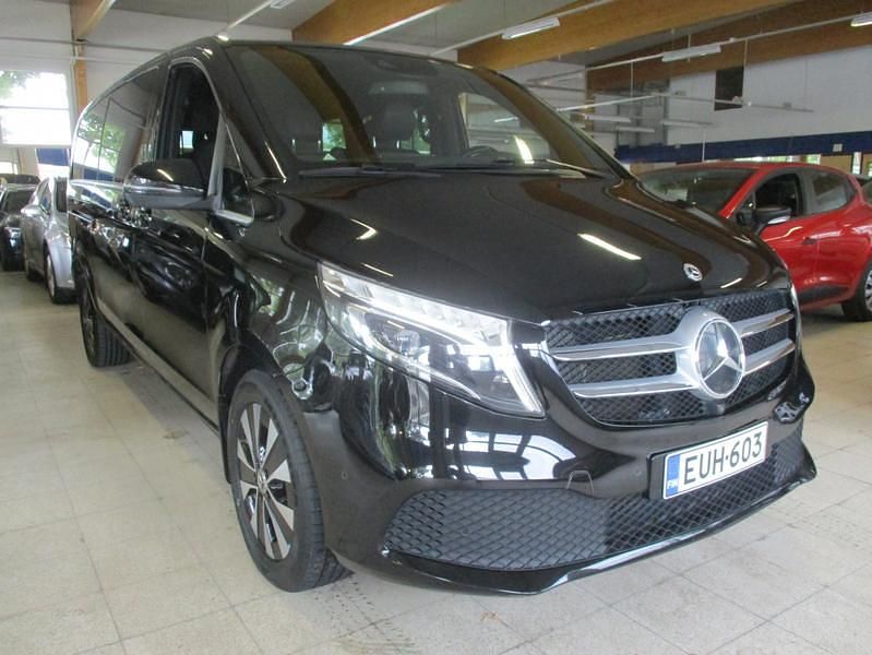 Musta Käytetty 2022 Mercedes V220 Avantgarde Tila-auto | 69 980 € - Kuva 1/4