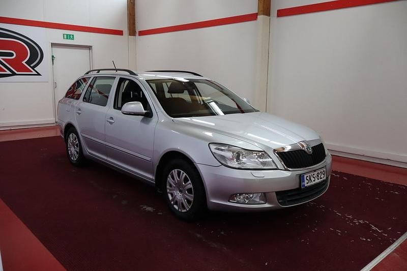 Käytetty Skoda Octavia Ambiente 105 HP (77 kW) 2012 Farmari