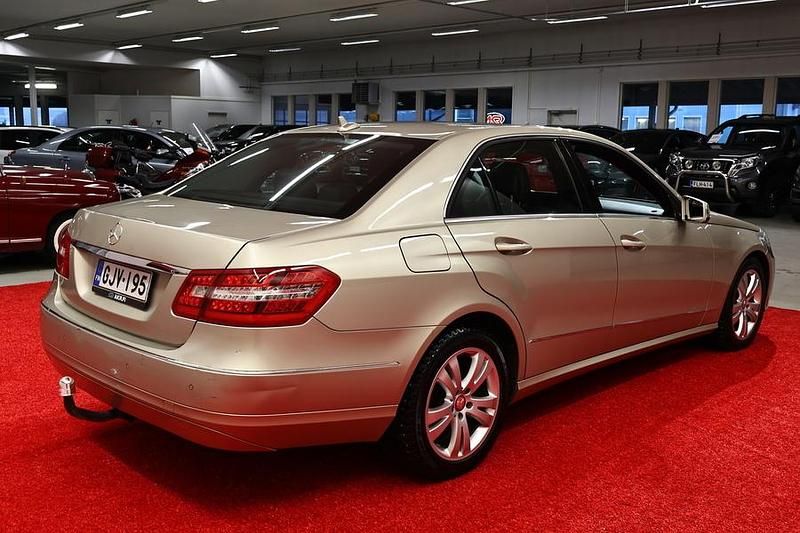 Käytetty Mercedes E250 Business 204 HP (150 kW) 2011 Ruskea Sedan