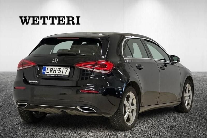 Käytetty Mercedes A250 Business 160 HP (117 kW) 2022 Musta Viistoperä