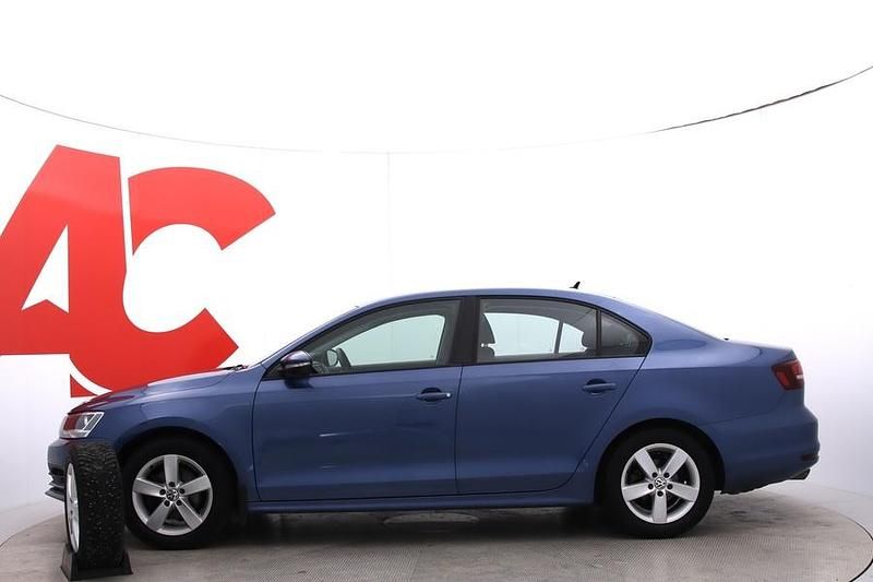 Käytetty VW Jetta 105 HP (77 kW) 2017 Sininen Sedan