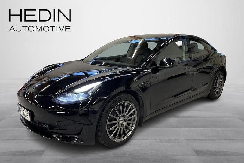 Musta Käytetty 2021 Tesla Model 3 Standard Range Plus Sedan | 22 690 € (Perustarjous) - Kuva 1/4