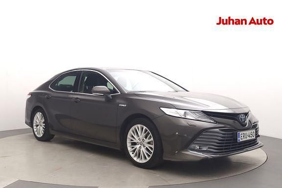 Ruskea (beige) Käytetty 2020 Toyota Camry Sedan | 29 990 € (Perustarjous) - Kuva 1/4