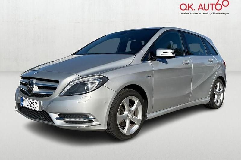 Harmaa Käytetty 2012 Mercedes B200 Business Tila-auto | 8 500 € (Perustarjous) - Kuva 1/4