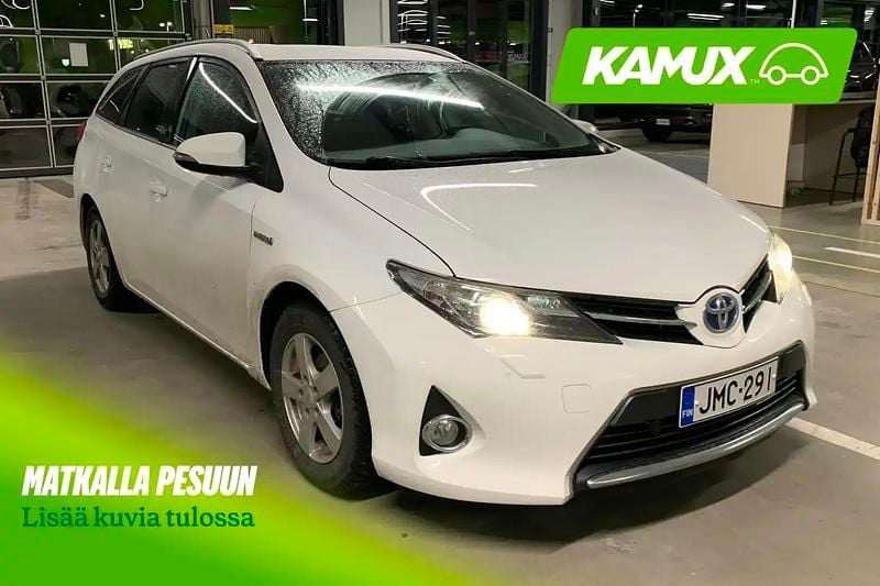 Valkoinen Käytetty 2014 Toyota Auris Hybrid Cool Farmari | 9 900 € (Perustarjous) - Kuva 1/4