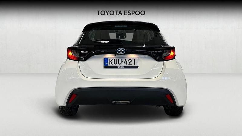 Käytetty Toyota Yaris Hybrid Active 116 HP (85 kW) 2022 Viistoperä