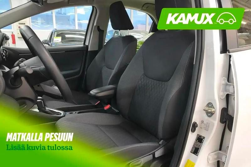 Käytetty Toyota Yaris Hybrid Active 116 HP (85 kW) 2023 Valkoinen Sedan