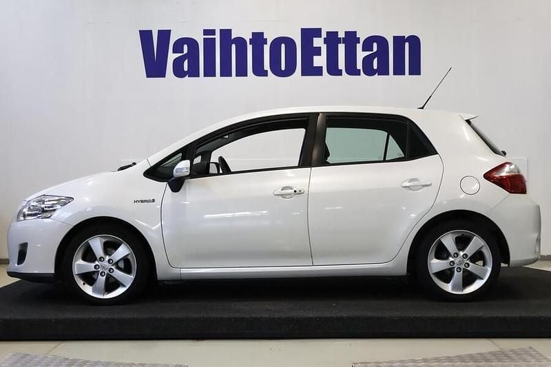 Käytetty Toyota Auris Hybrid Sol 99 HP (72 kW) 2010 Valkoinen Viistoperä