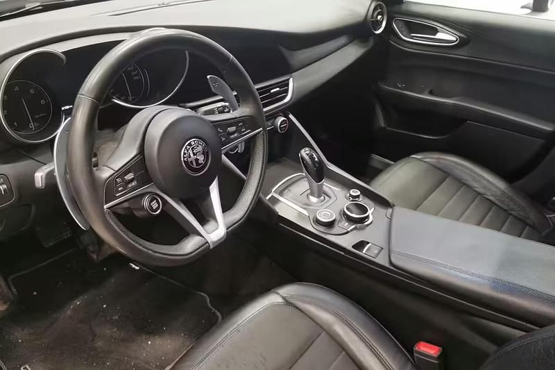 Käytetty Alfa Romeo Giulia Super 180 HP (132 kW) 2017 Harmaa Sedan