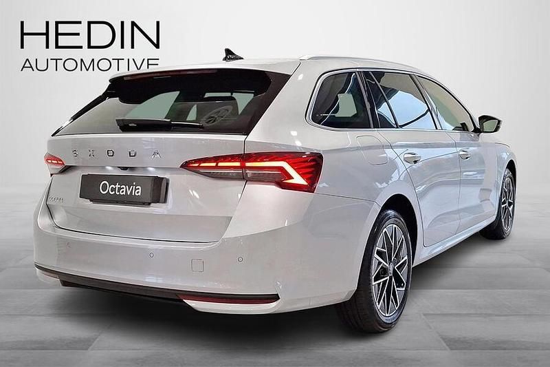 Käytetty Skoda Octavia Style 116 HP (85 kW) 2025 Harmaa Farmari