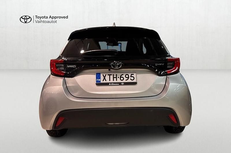 Käytetty Toyota Yaris Hybrid Plus 116 HP (85 kW) 2025 Hopea Viistoperä