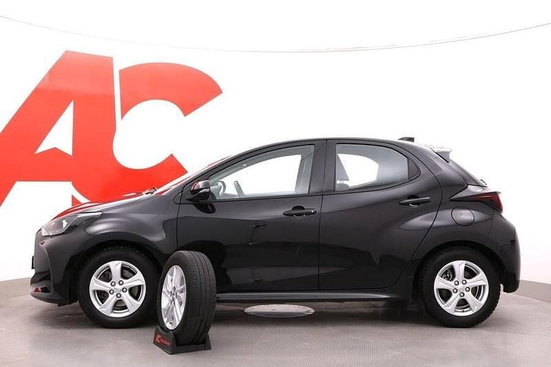 Käytetty Toyota Yaris Hybrid Active 116 HP (85 kW) 2022 Musta Viistoperä