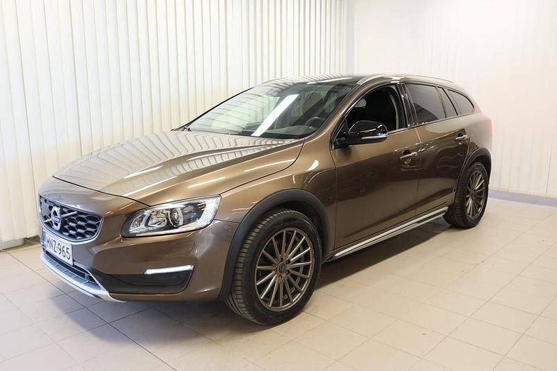 Ruskea Käytetty 2015 Volvo V60 CC Business Edition Farmari | 17 490 € (Perustarjous) - Kuva 1/4