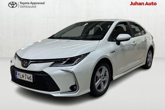 Valkoinen Käytetty 2022 Toyota Corolla Active Sedan | 24 900 € (Perustarjous) - Kuva 1/4