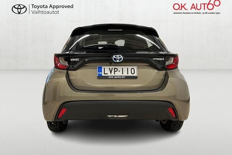 Käytetty Toyota Yaris Hybrid Active 116 HP (85 kW) 2024 Ruskea Viistoperä