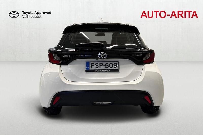Käytetty Toyota Yaris Hybrid Active 101 HP (74 kW) 2022 Valkoinen Viistoperä