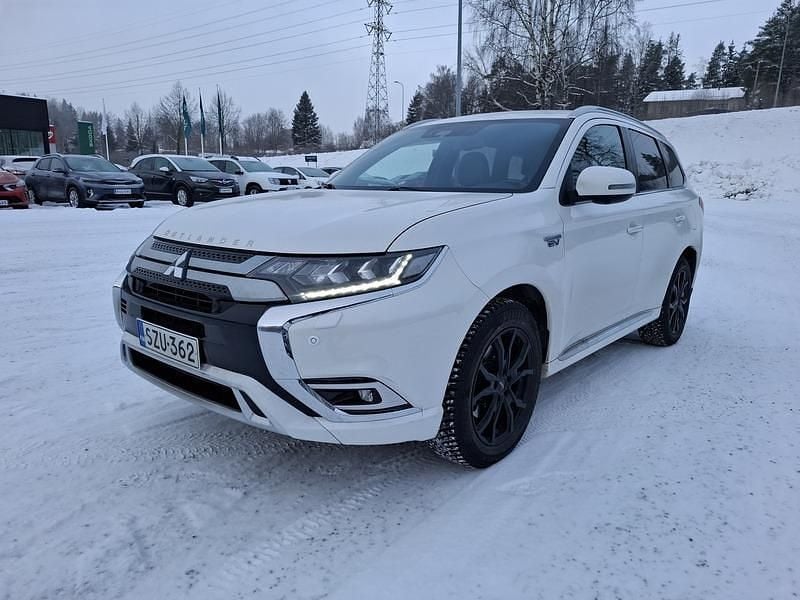 Käytetty Mitsubishi Outlander P-HEV Instyle 135 HP (99 kW) 2019 Katumaasturi