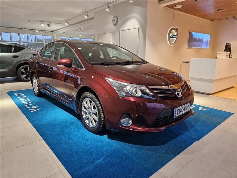 Käytetty Toyota Avensis Multidrive S 147 HP (108 kW) 2013 Punainen Sedan