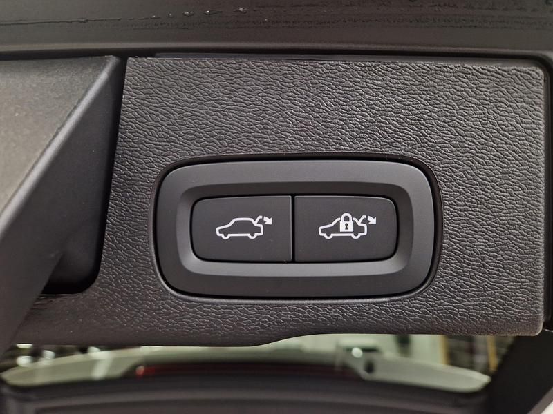 Uusi Volvo XC60 Plus 2026 Katumaasturi