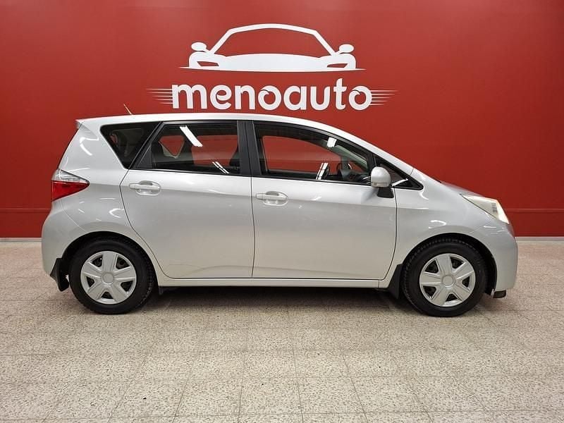 Käytetty Toyota Verso-S Sol 99 HP (72 kW) 2012 Tila-auto