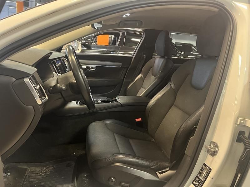 Käytetty Volvo V90 Momentum 392 HP (288 kW) 2020 Farmari