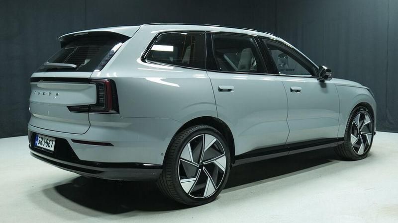 Käytetty Volvo EX90 Performance 380 kW (517 HP) 2025 Harmaa Katumaasturi