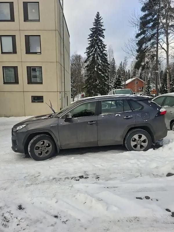 Käytetty Toyota RAV4 Hybrid Comfort 178 HP (130 kW) 2022 Hopea / harmaa Katumaasturi