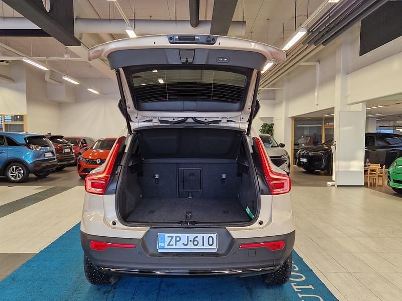 Käytetty Volvo XC40 Plus 163 HP (119 kW) 2025 Katumaasturi
