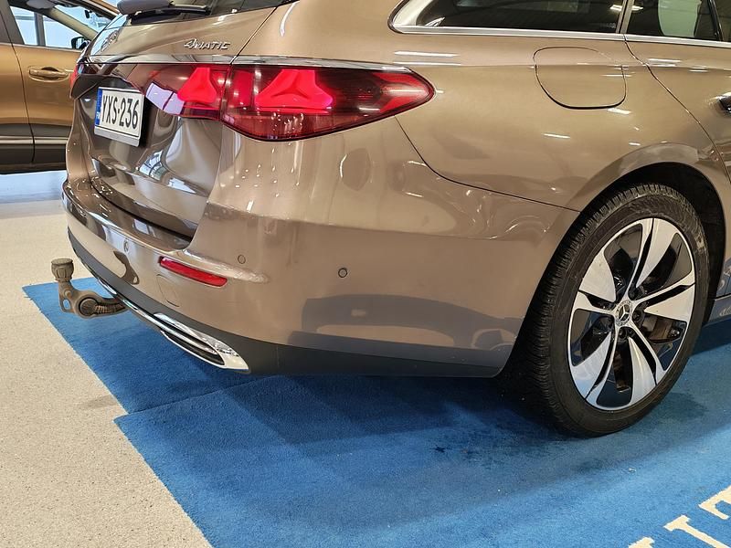 Käytetty Mercedes E300 Avantgarde 197 HP (144 kW) 2024 Ruskea Farmari