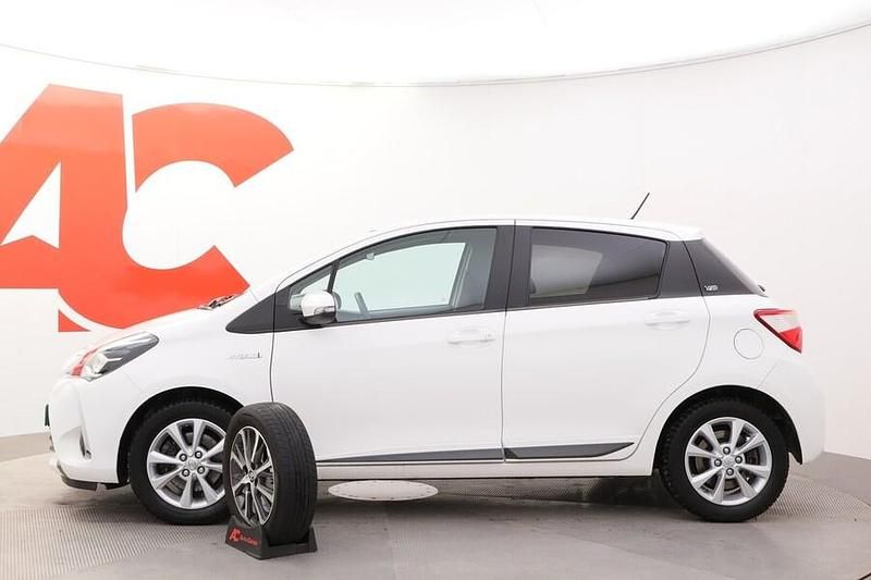 Käytetty Toyota Yaris Hybrid Edition 101 HP (74 kW) 2019 Valkoinen Viistoperä