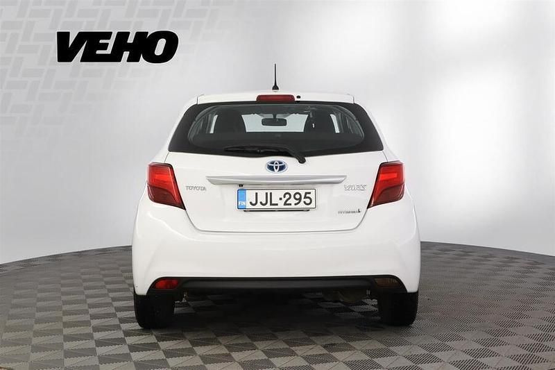 Käytetty Toyota Yaris Hybrid Active 75 HP (55 kW) 2014 Valkoinen Viistoperä