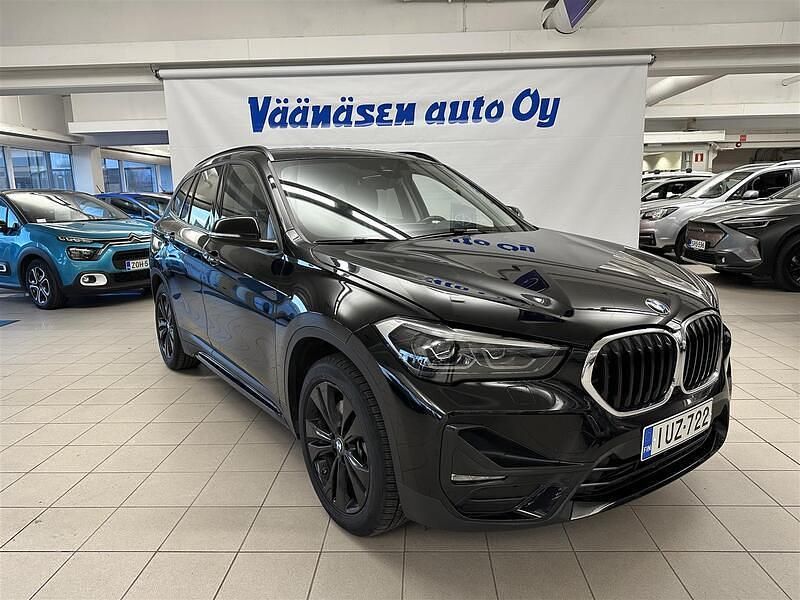Musta Käytetty 2020 BMW X1 Sport Line Katumaasturi | 25 900 € (Perustarjous) - Kuva 1/4
