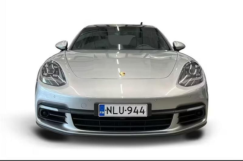 Käytetty Porsche Panamera 4 330 HP (242 kW) 2018 Harmaa Sedan