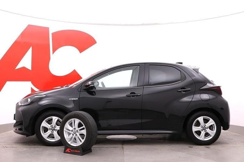 Käytetty Toyota Yaris Hybrid Active 116 HP (85 kW) 2021 Musta Viistoperä