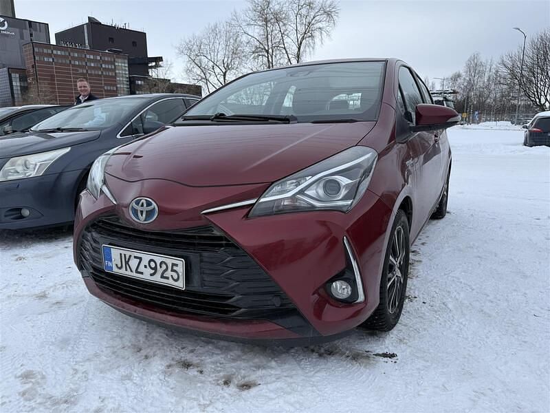 Käytetty Toyota Yaris Hybrid Active 73 HP (53 kW) 2018 Punainen Viistoperä