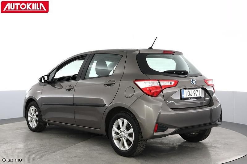 Käytetty Toyota Yaris Hybrid Active 73 HP (53 kW) 2018 Harmaa Viistoperä
