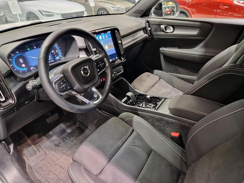 Käytetty Volvo XC40 Plus 163 HP (119 kW) 2025 Katumaasturi