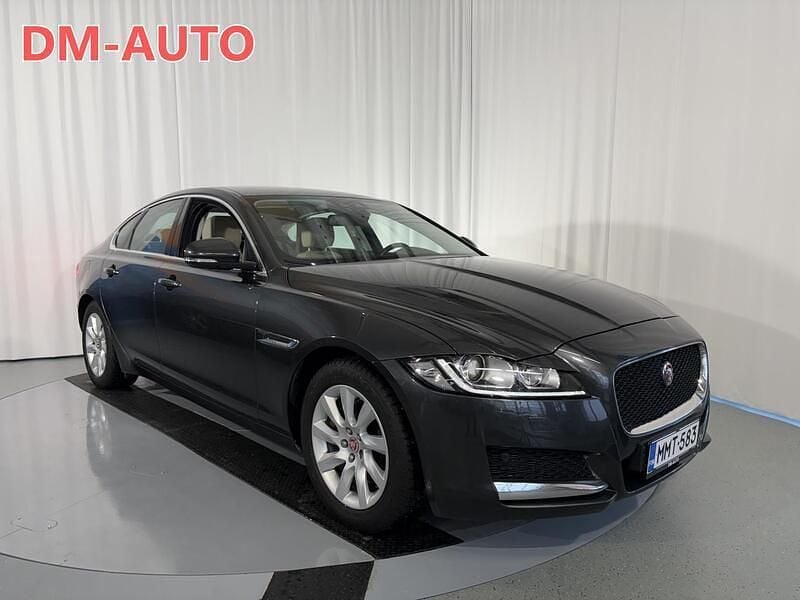 Käytetty Jaguar XF Business Edition 180 HP (132 kW) 2016 Harmaa Sedan