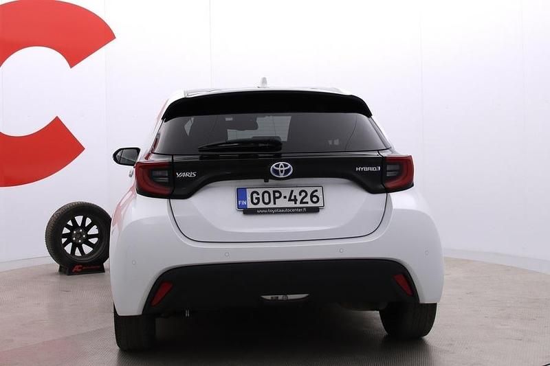 Käytetty Toyota Yaris Hybrid Style 116 HP (85 kW) 2021 Valkoinen Viistoperä