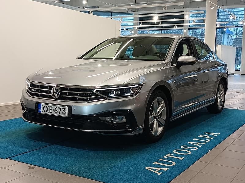 Käytetty VW Passat R-line 150 HP (110 kW) 2020 Sininen Sedan