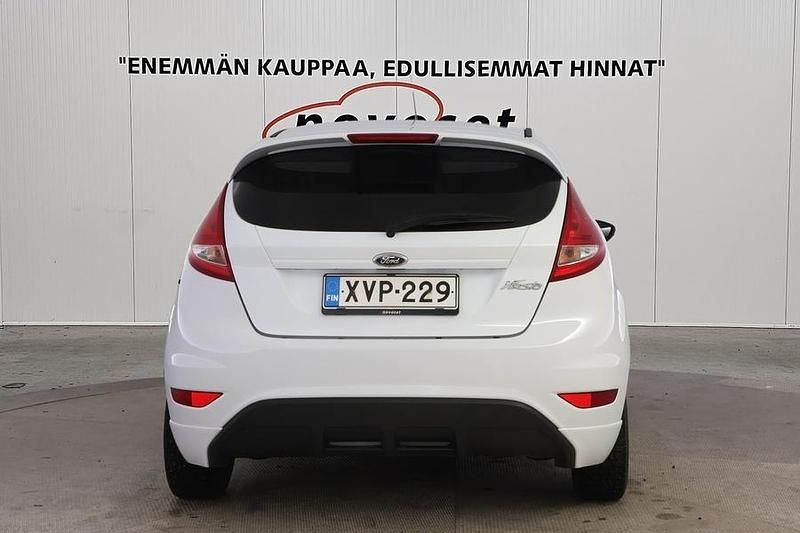 Käytetty Ford Fiesta 95 HP (69 kW) 2012 Valkoinen Van