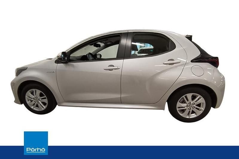 Käytetty Toyota Yaris Hybrid Active 116 HP (85 kW) 2021 Hopea Viistoperä
