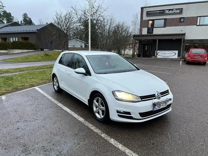 Valkoinen Käytetty 2013 VW Golf VII Sedan | 9 900 € (Perustarjous) - Kuva 1/4