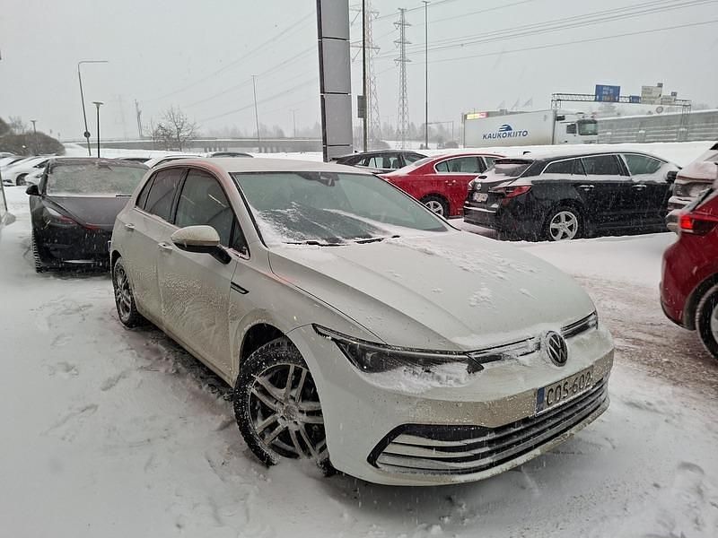 Käytetty VW Golf VIII Comfortline 150 HP (110 kW) 2020 Valkoinen Viistoperä