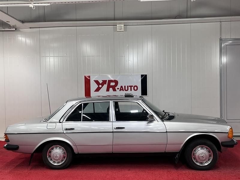 Käytetty Mercedes 200 1983 Sedan