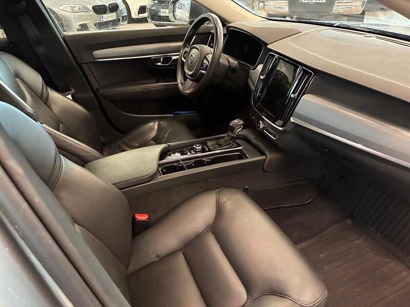 Käytetty Volvo S90 Momentum 150 HP (110 kW) 2019 Sedan