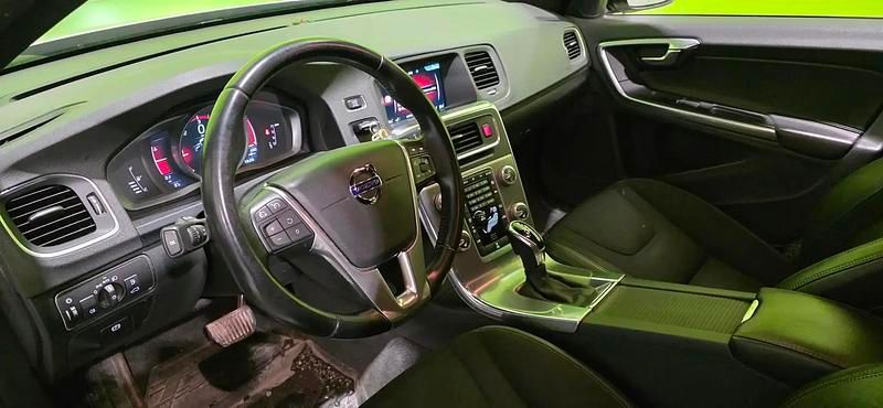 Käytetty Volvo V60 CC Momentum 190 HP (139 kW) 2016 Valkoinen Farmari