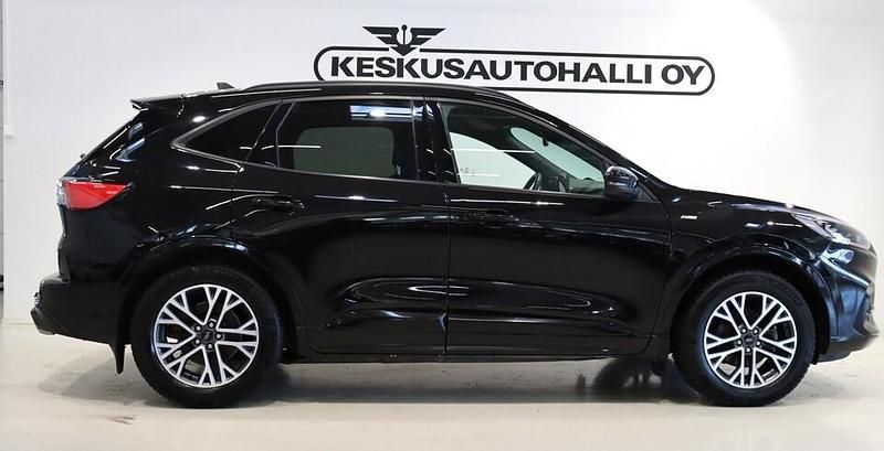 Käytetty Ford Kuga ST-Line X 190 HP (139 kW) 2022 Musta Katumaasturi