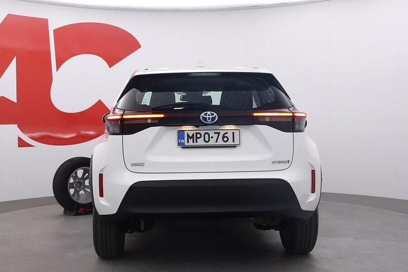 Käytetty Toyota Yaris Cross Active 116 HP (85 kW) 2024 040 valkoinen Katumaasturi